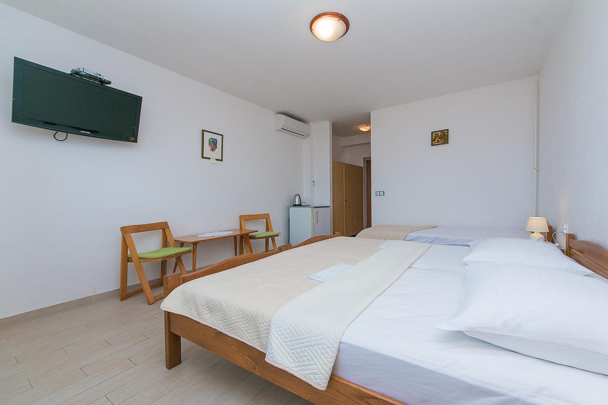 Apartments And Rooms By The Sea Brela, Makarska - 2752 Номер фото