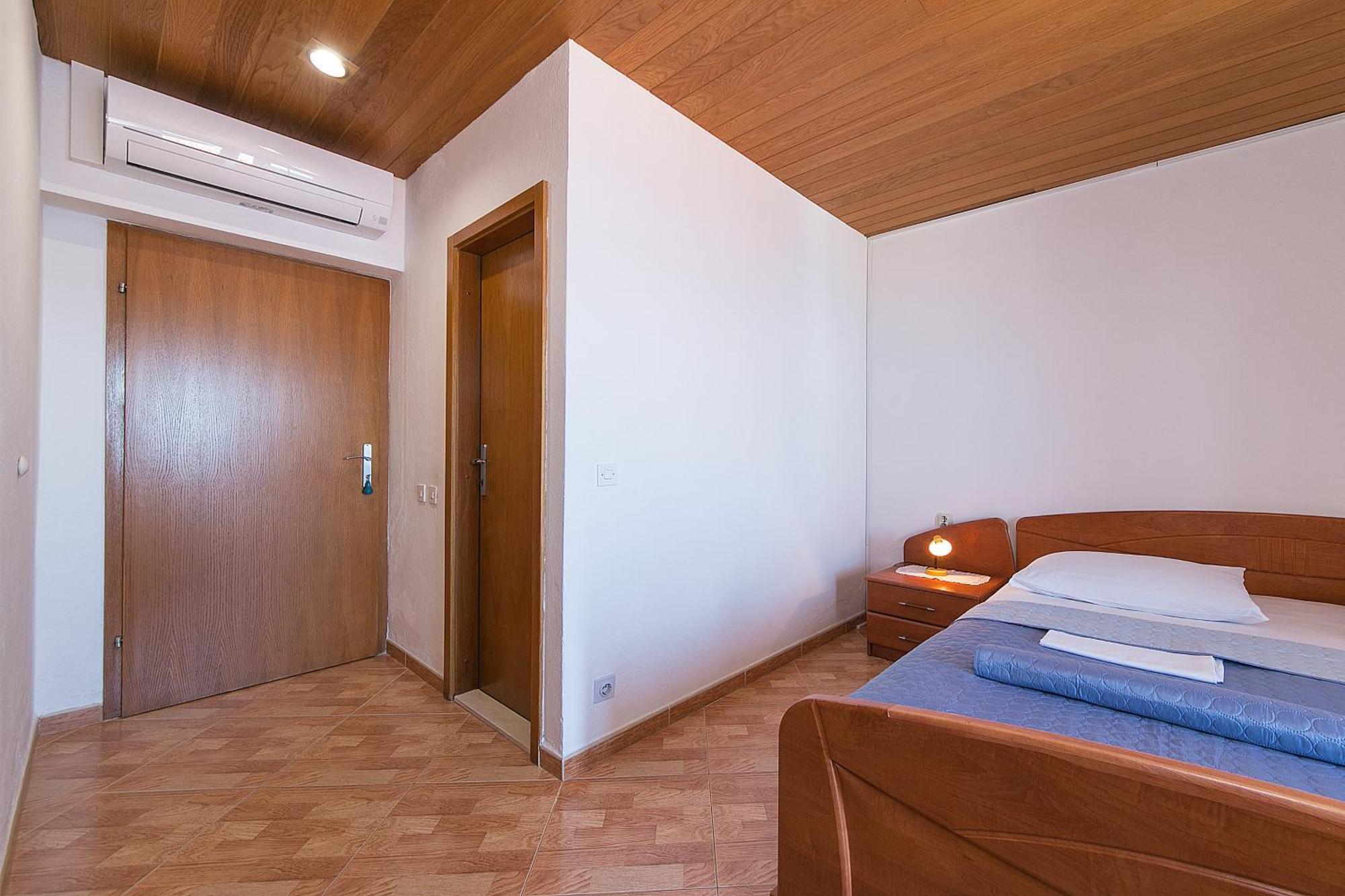 Apartments And Rooms By The Sea Brela, Makarska - 2752 Номер фото