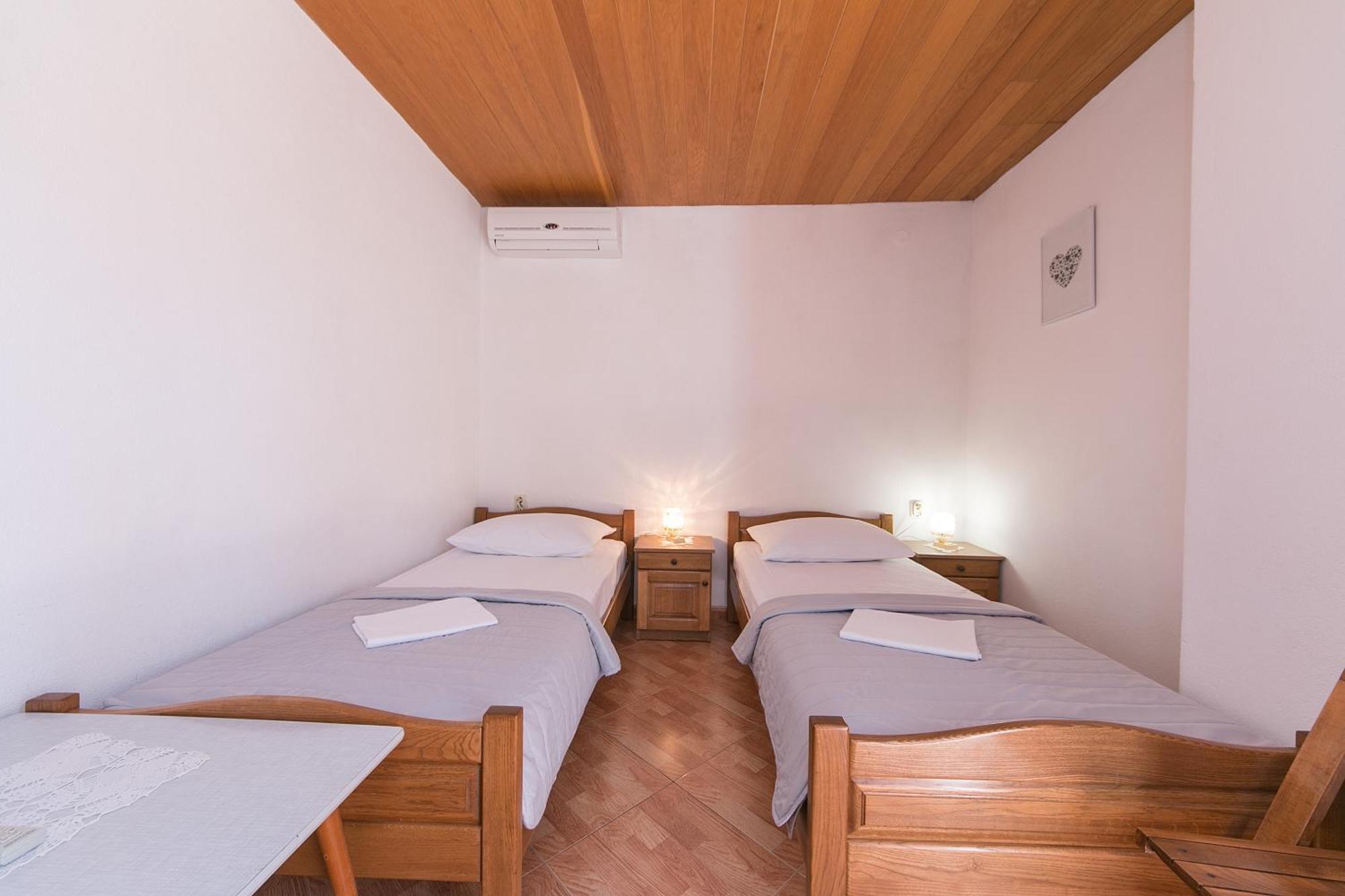 Apartments And Rooms By The Sea Brela, Makarska - 2752 Экстерьер фото